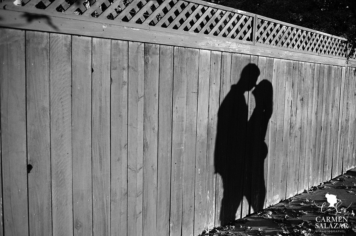 Backyard engagement session silhouette - Carmen Salazar