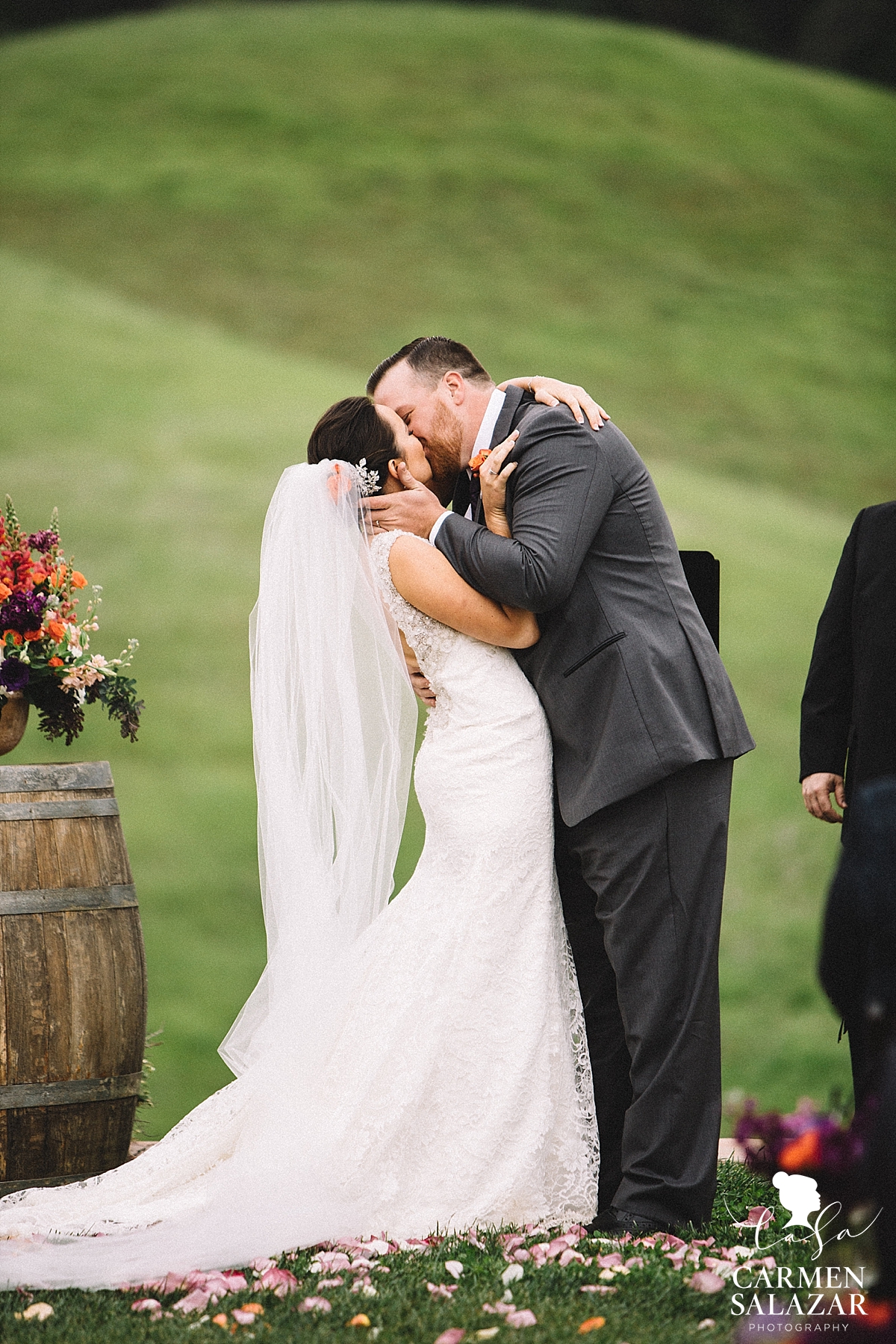 Romantic wedding kiss portrait - Carmen Salazar