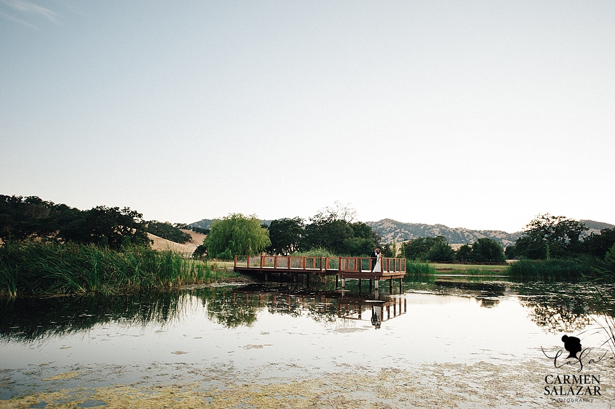 Field & Pond summer wedding landscape - Carmen Salazar