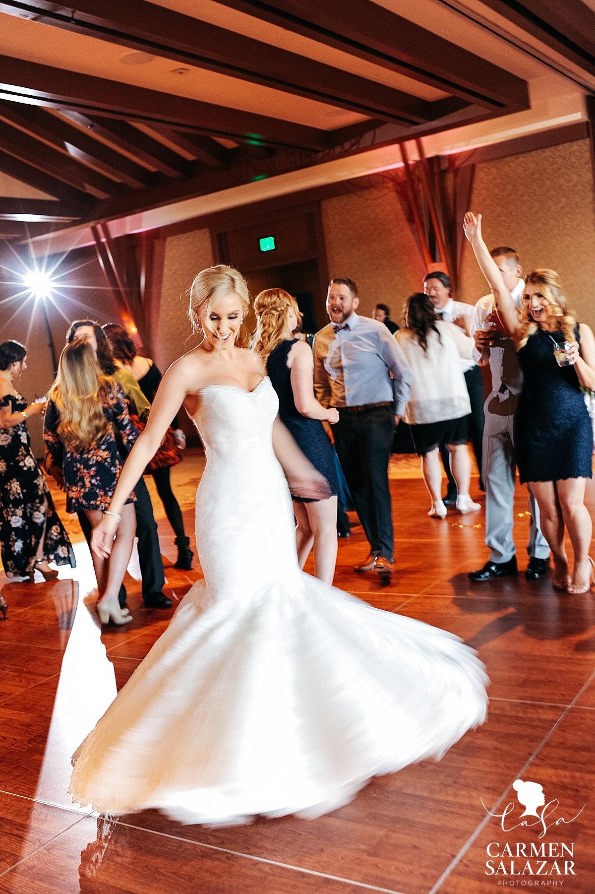 Candid wedding dancefloor photographer - Carmen Salazar