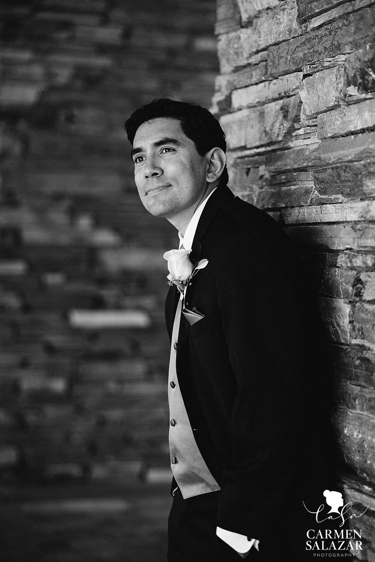 Charming groom getting ready for the ceremony - Carmen Salazar
