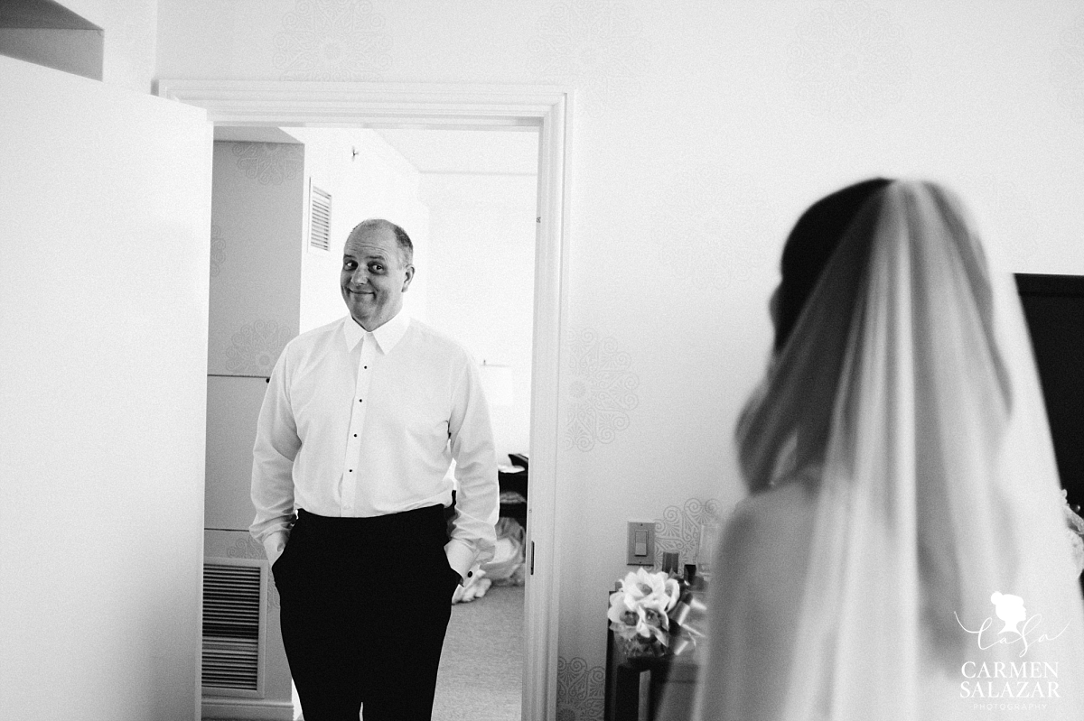 Father seeing the bride for the first time - Carmen Salazar