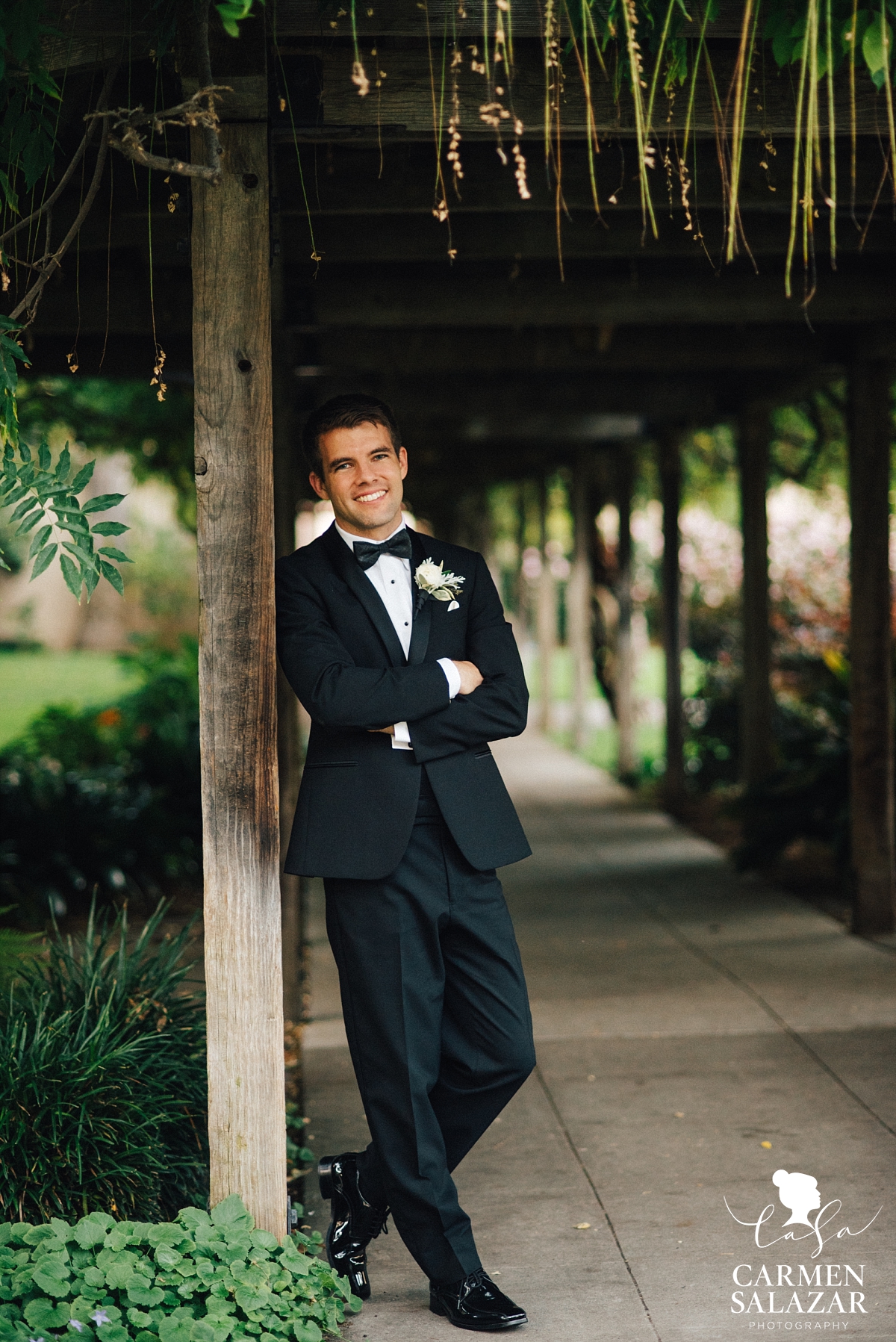 Nostalgic groom wedding portraits - Carmen Salzar