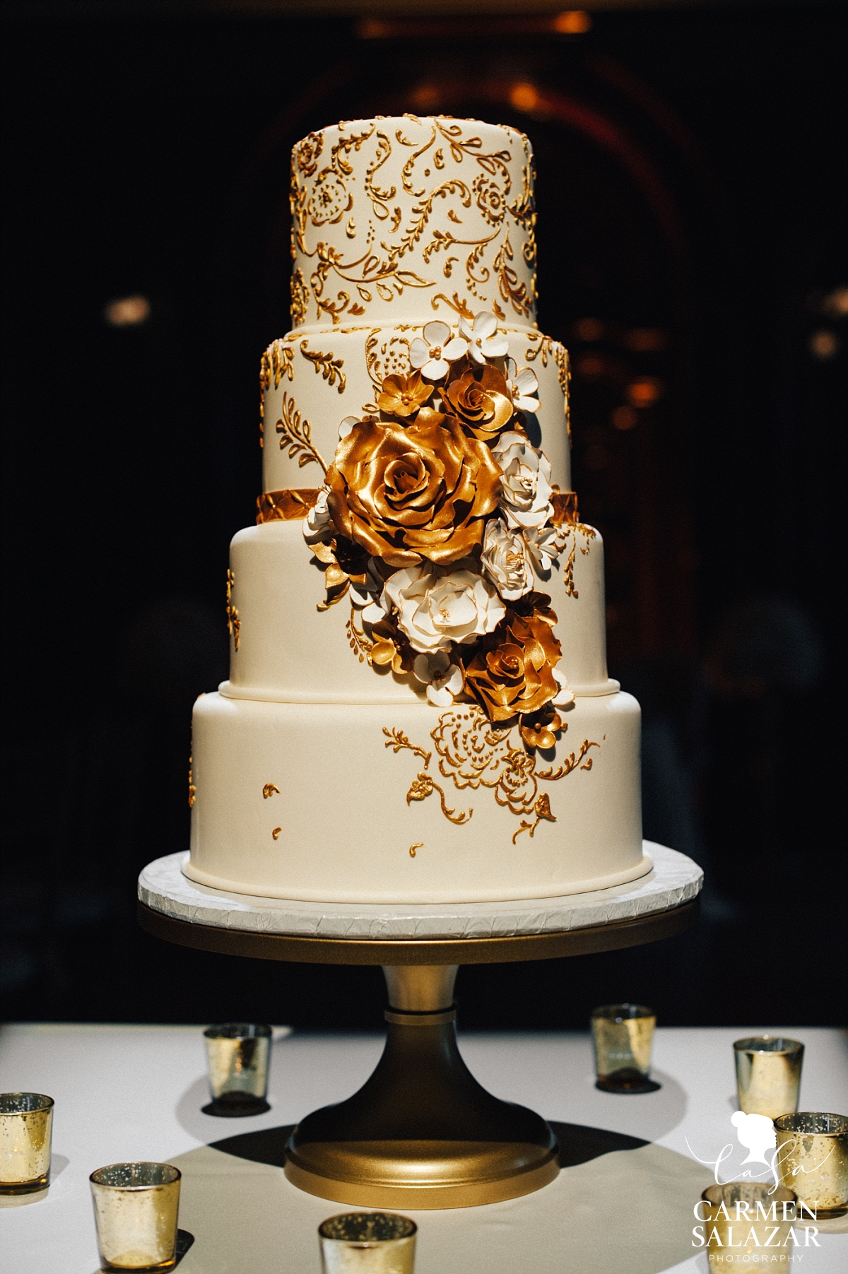 Gold gilded wedding cake with floral design - Carmen Salazar