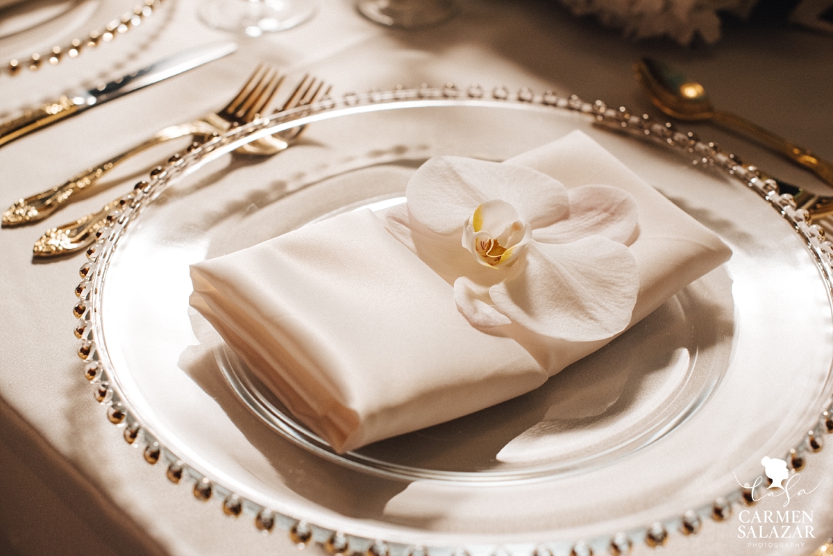 Soft orchid napkin reception detail - Carmen Salazar 