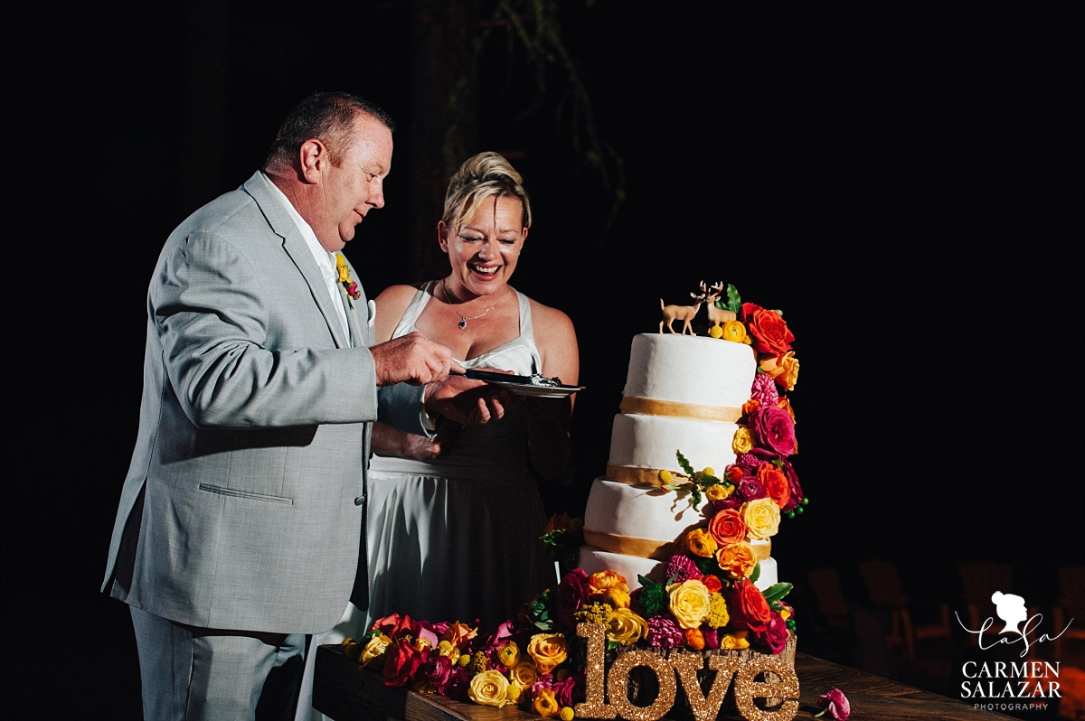 Bride and groom cutting fun cake at Chalet View Lodge- Carmen Salazar