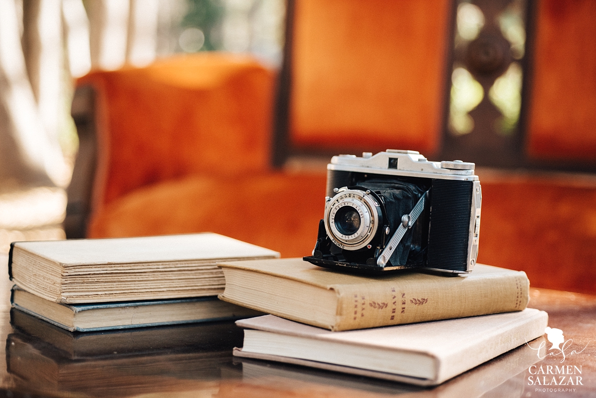 Vintage style camera wedding details - Carmen Salazar