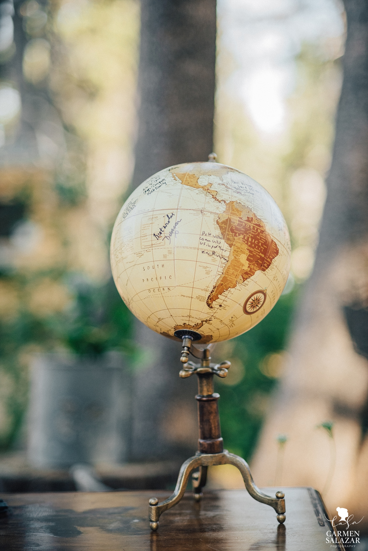 Vintage globe wedding decoration - Carmen Salazar