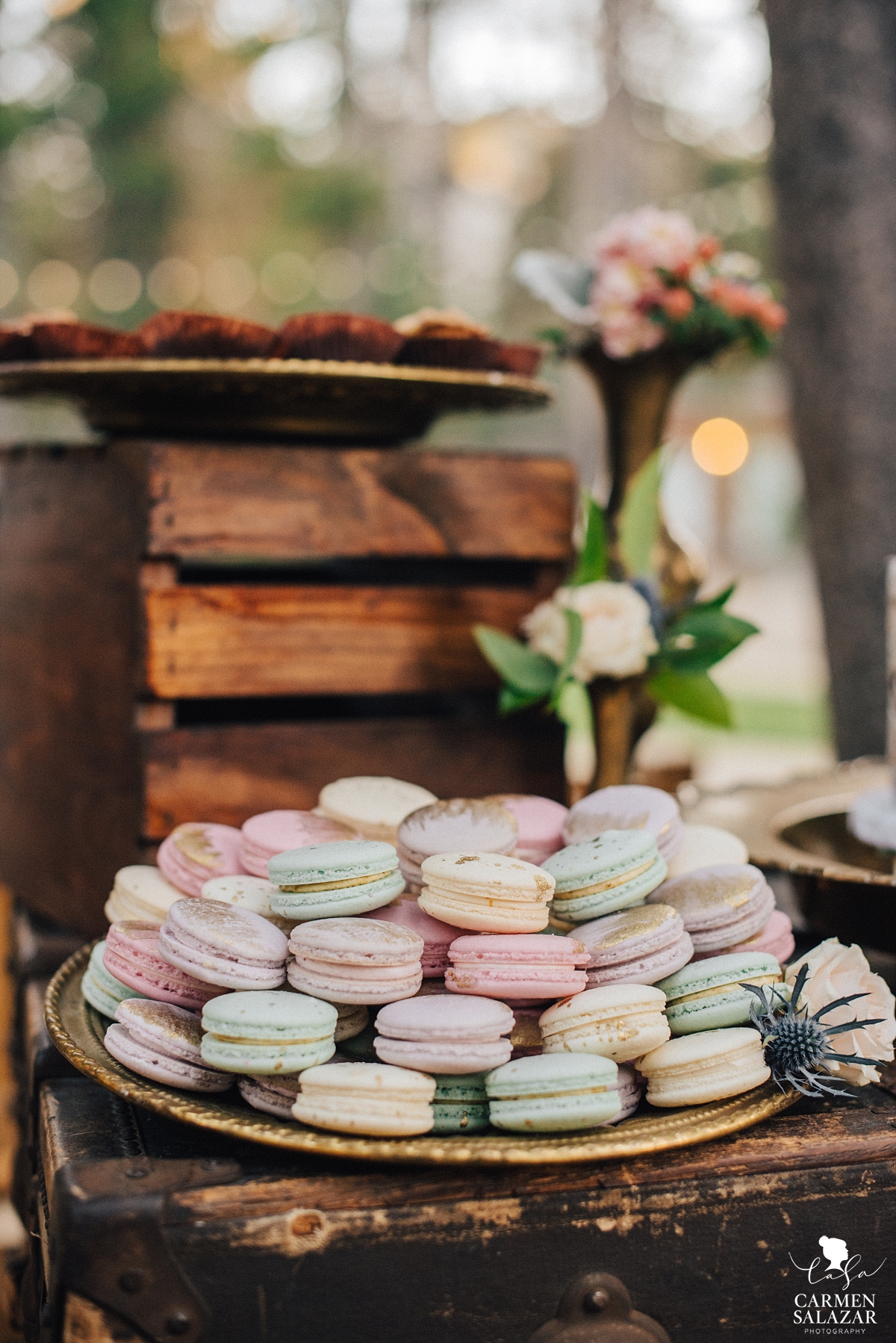 Modern wedding dessert French macarons - Carmen Salazar