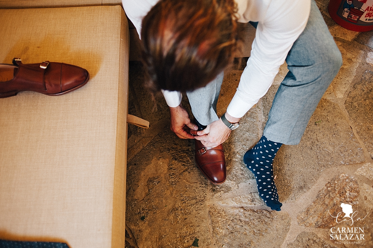 Stylish San Francisco groom getting ready - Carmen Salazar