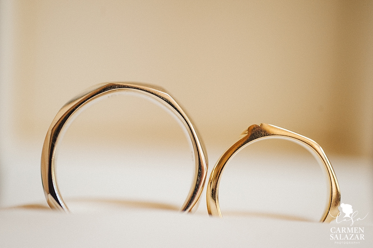 Modern and minimalist wedding rings - Carmen Salazar