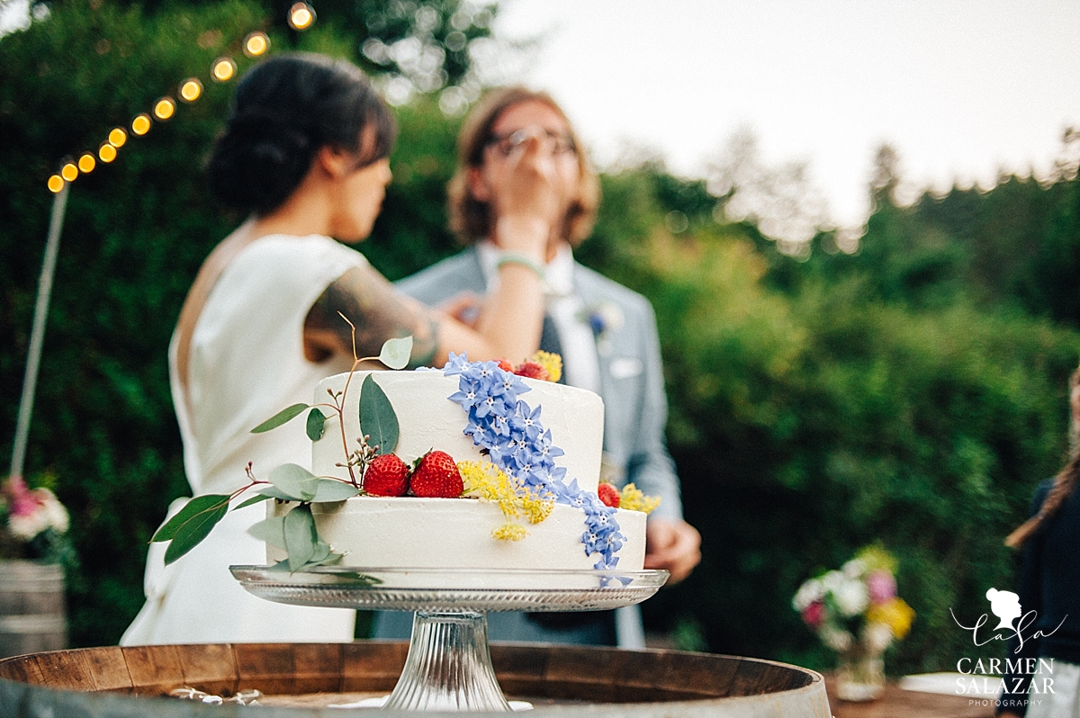 Simple modern wedding cake design detail photo - Carmen Salazar