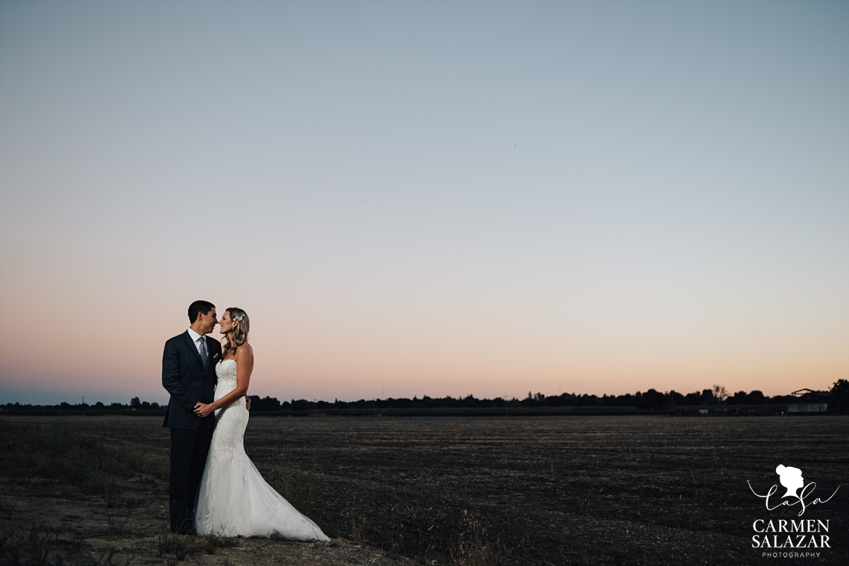 Romantic sunset vineyard wedding photography - Carmen Salazar