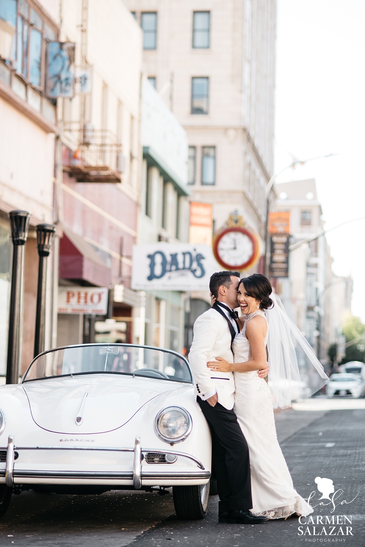 Fun urban bride and groom photography with vintage car - Carmen Salazar