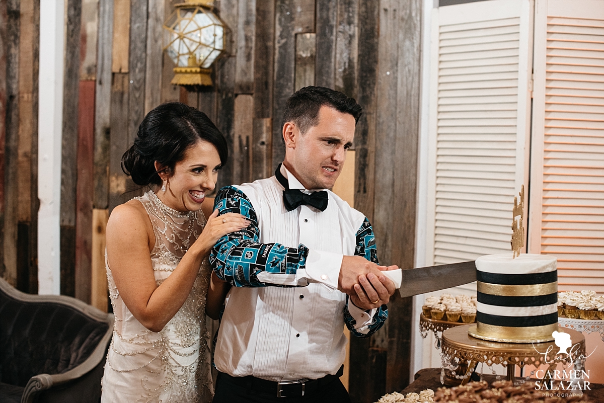 Couple cutting the cake at Studio 817 wedding - Carmen Salazar