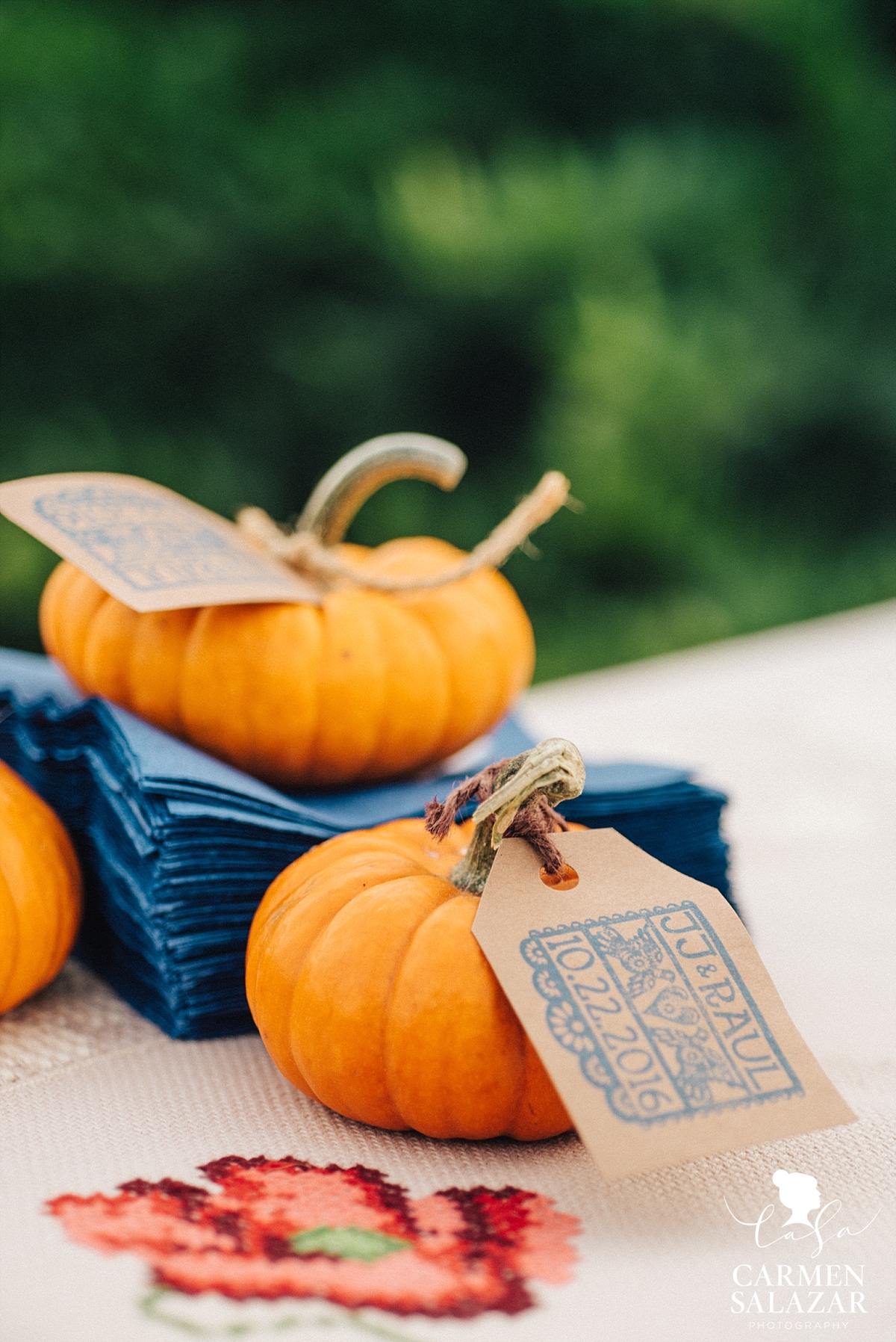 Fall pumpkin DIY wedding favors - Carmen Salazar