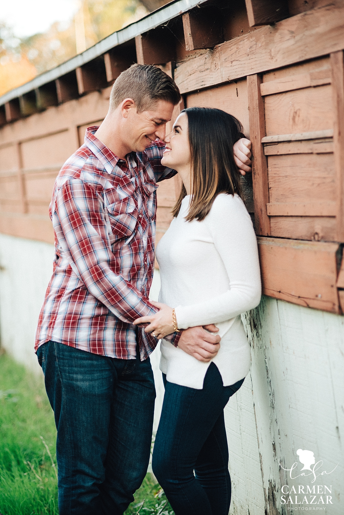 Romantic fall neighborhood engagement session - Carmen Salazar