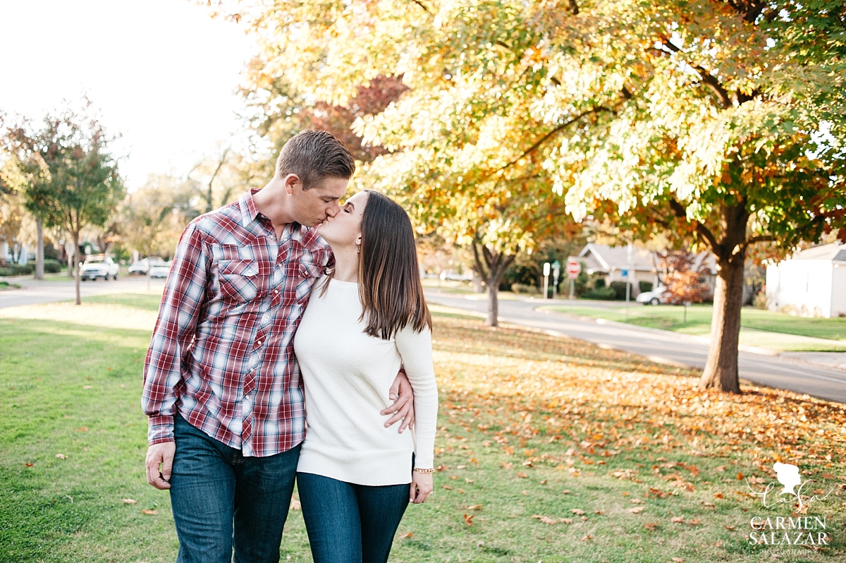 Fall outdoor backyard engagement session - Carmen Salazar