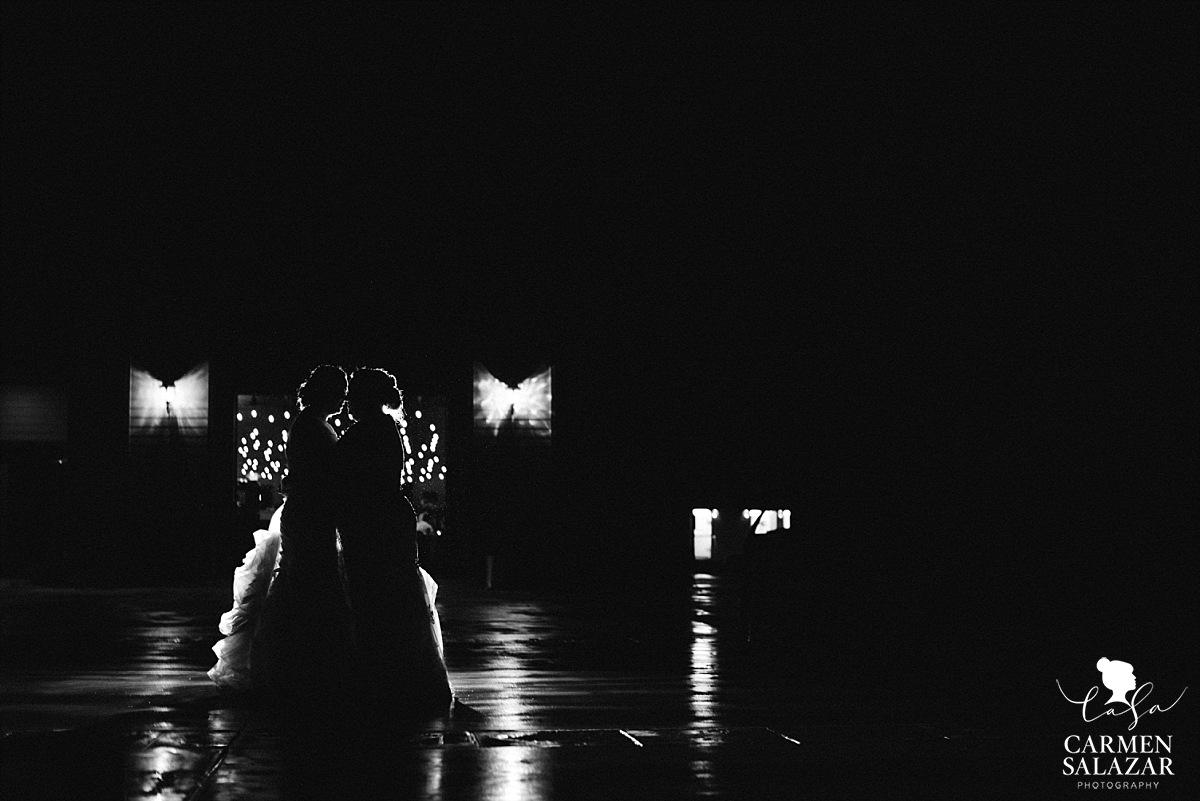 Romantic rainy night wedding photography - Carmen Salazar