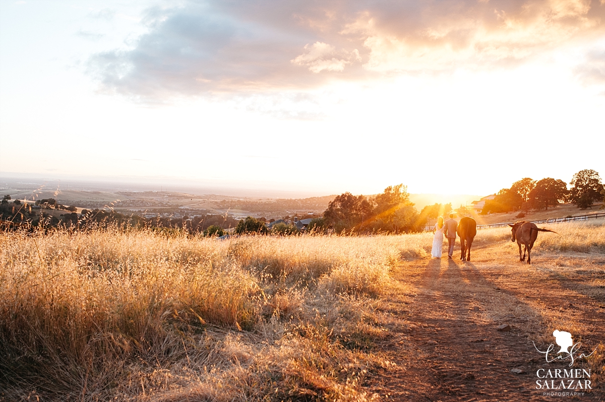 Gorgeous sunset outdoor wedding photography - Carmen Salazar