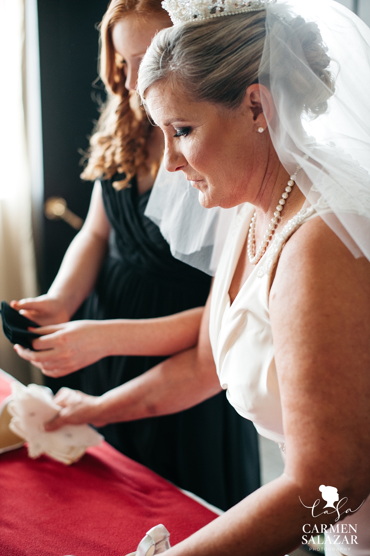 Bride getting ready at Citizen Hotel - Carmen Salazar