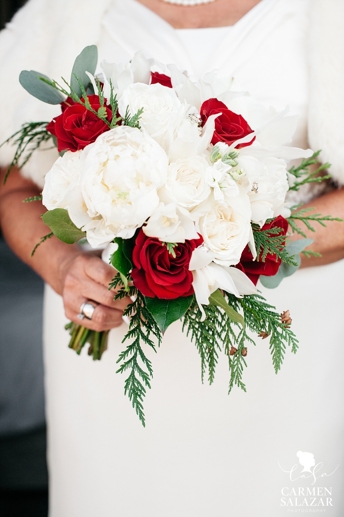 Classic red and white bridal bouquet - Carmen Salazar