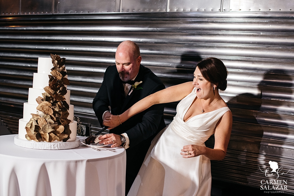 Modern wedding cake at museum wedding - Carmen Salazar