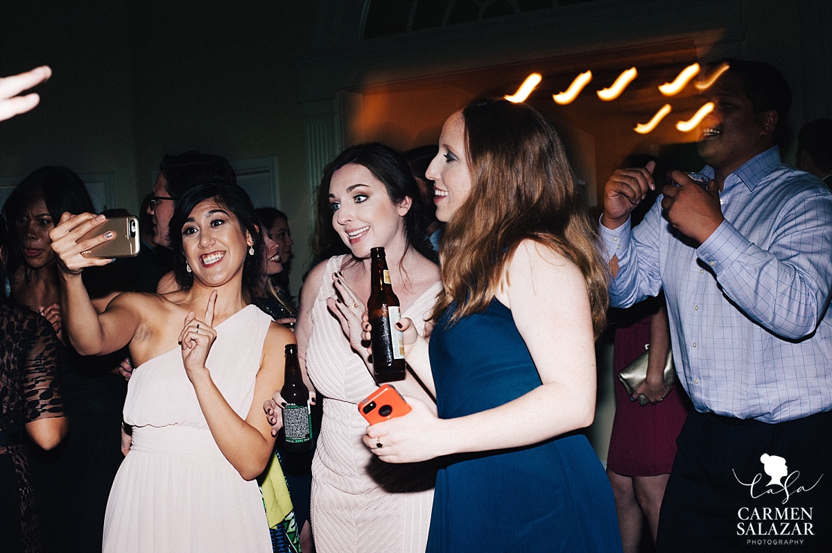 Bridesmaid selfies on the dancefloor - Carmen Salazar