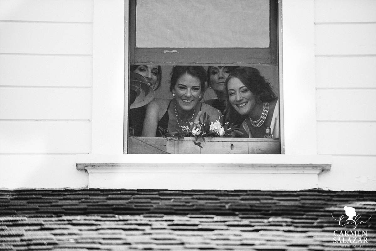 Bridal party peeks down at the ceremony - Carmen Salazar