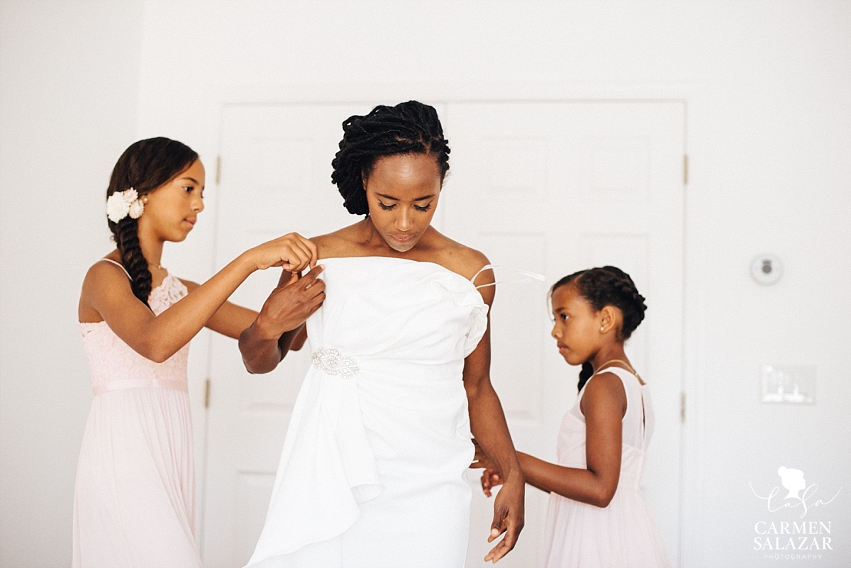 Daughters dressing their mom on wedding day - Carmen Salazar