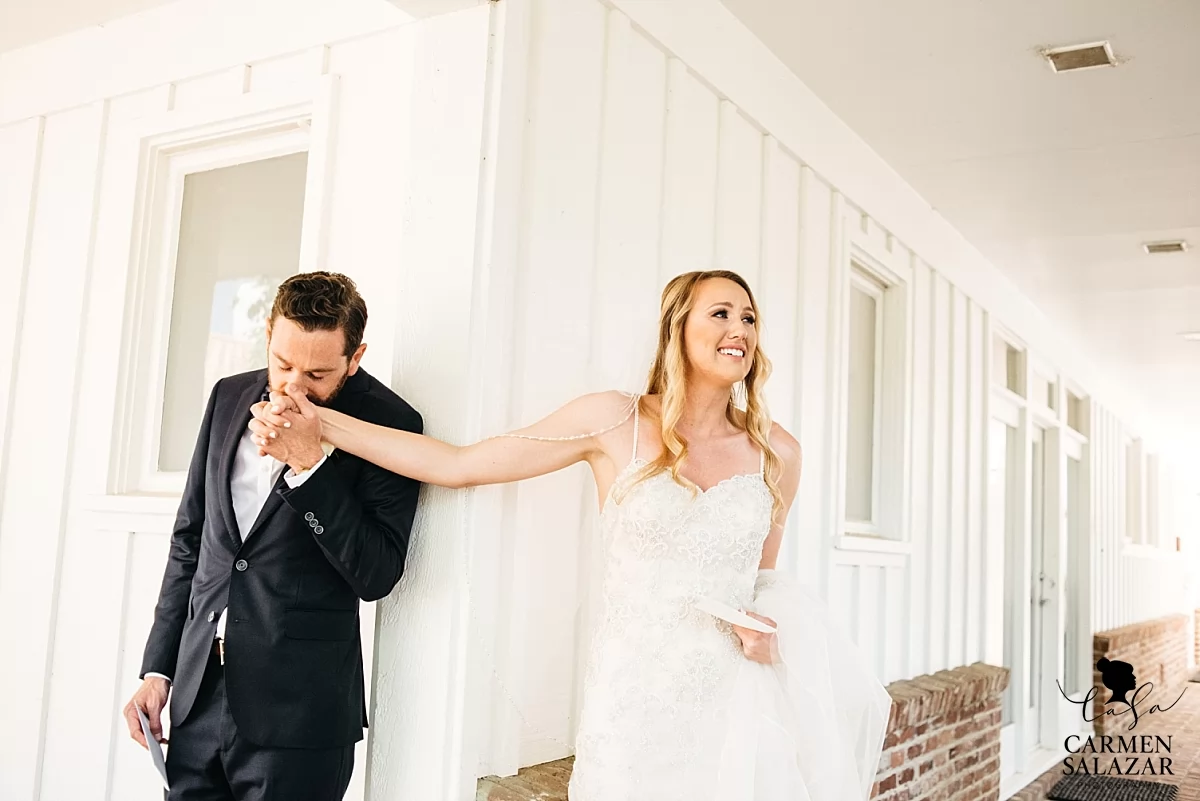  Emotional first touch with bride and groom - Carmen Salazar