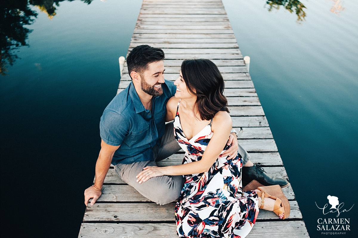 Lakeside pier engagement session - Carmen Salazar