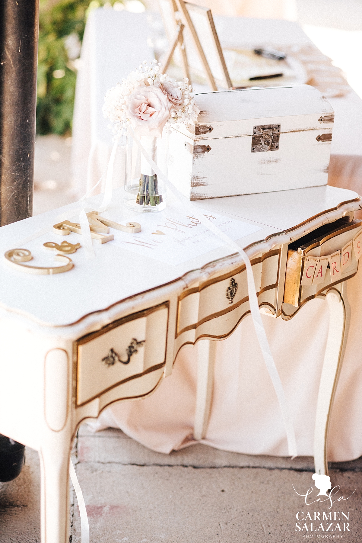 Vintage white and gold wedding decor - Carmen Salazar 