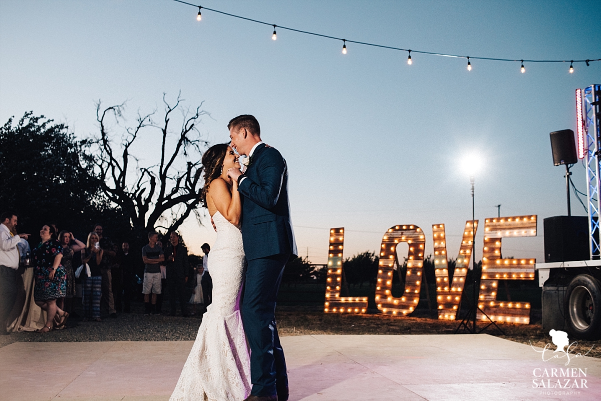 Romantic sunset first dance - Carmen Salazar 