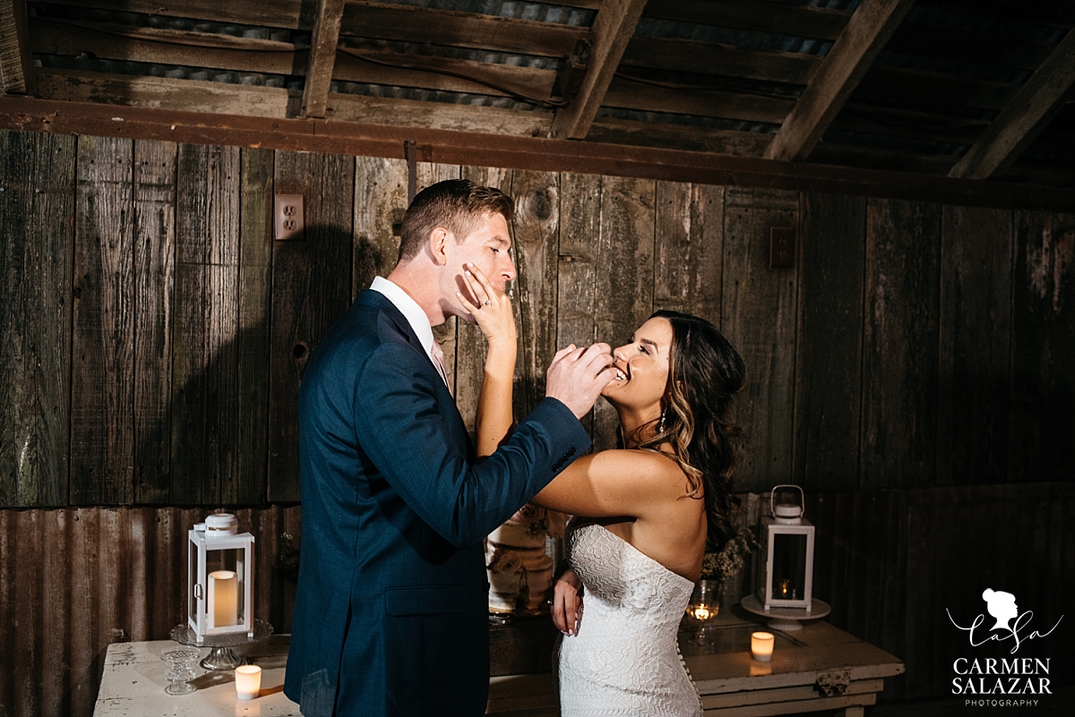 Cute bride and groom cake cutting - Carmen Salazar 