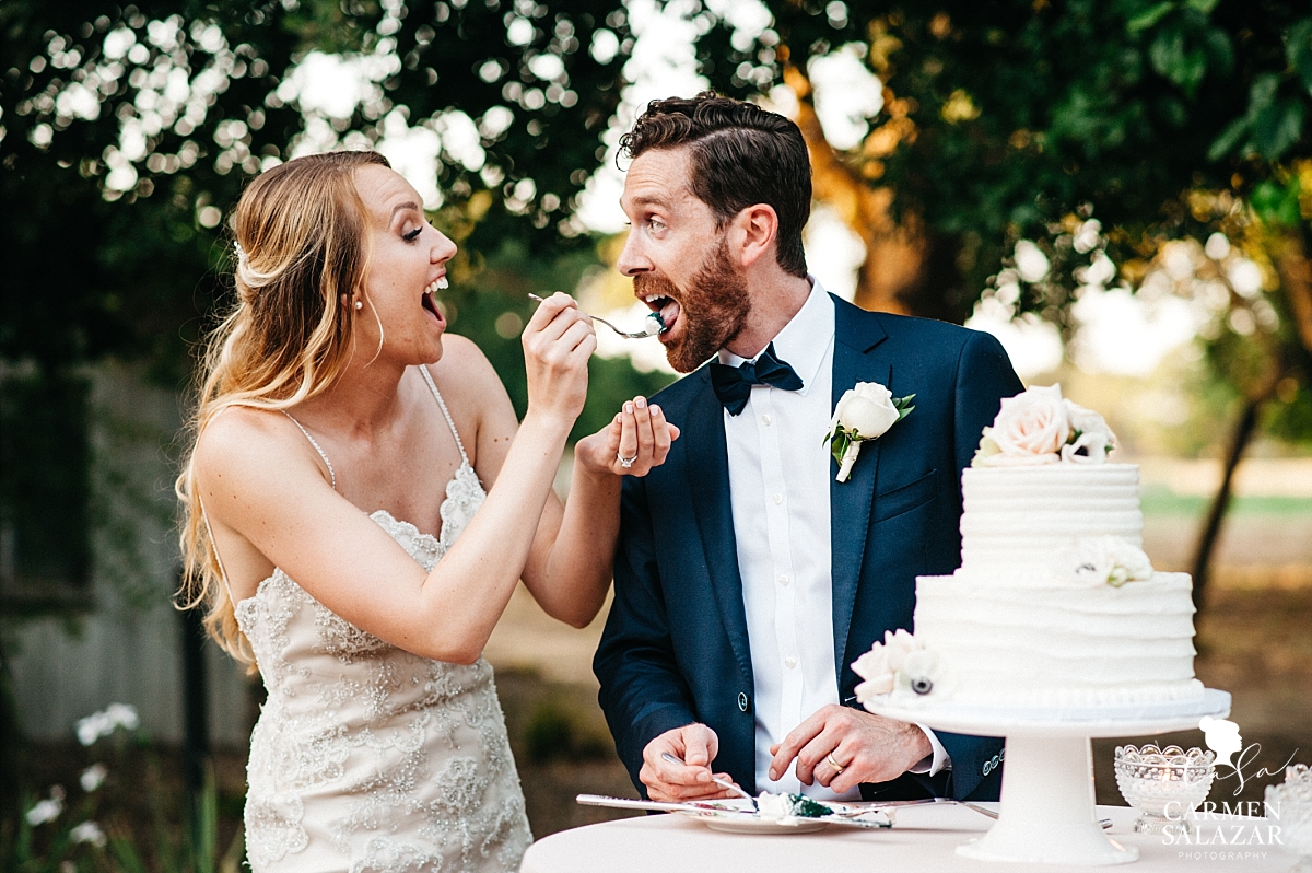 Fun and unique wedding cake cutting - Carmen Salazar