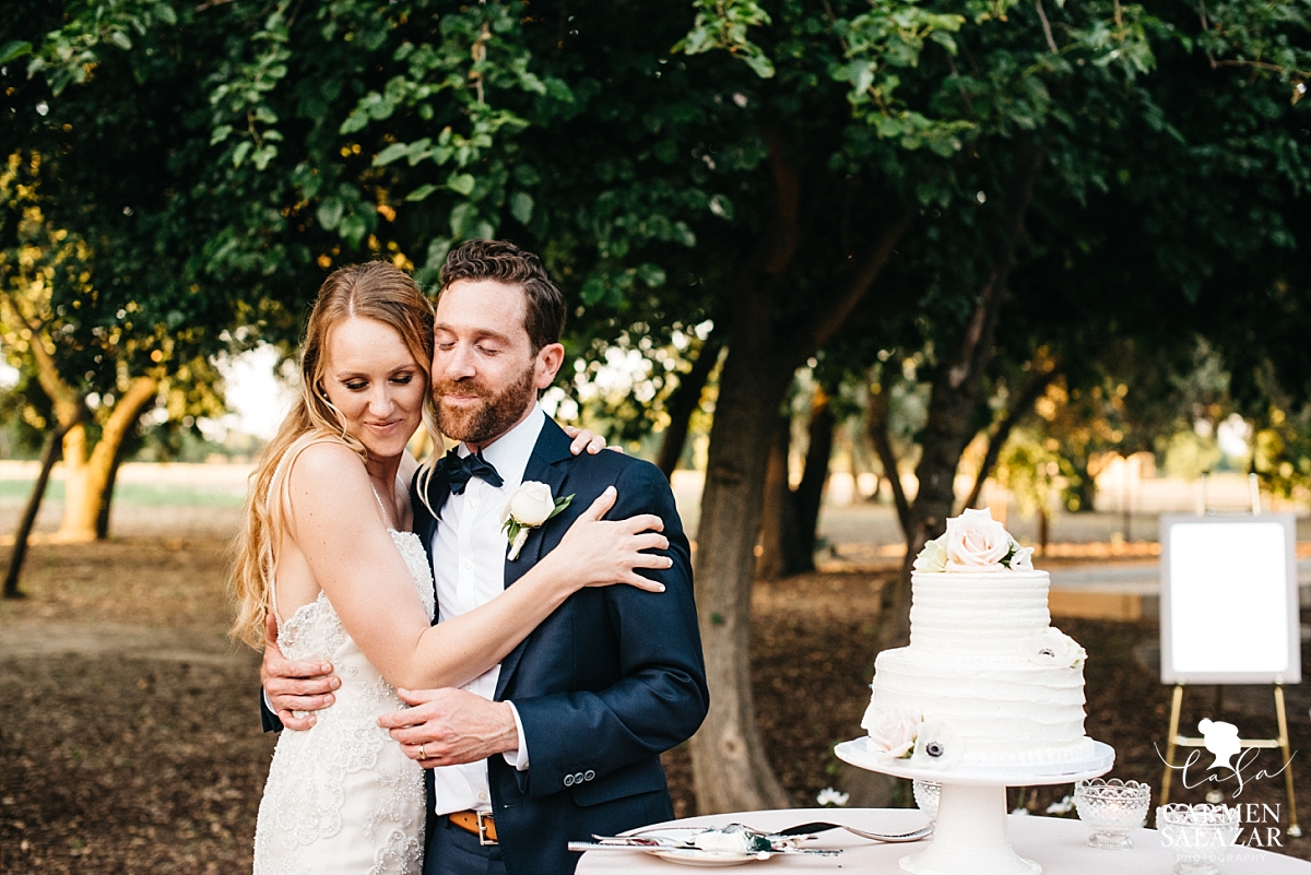 Tender wedding cake cutting - Carmen Salazar